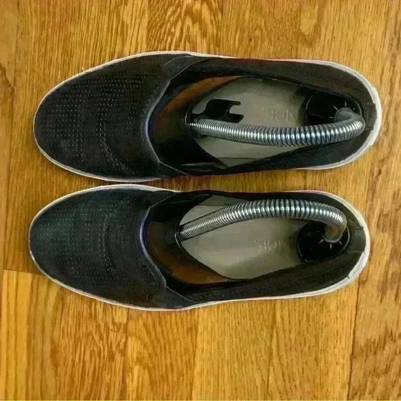 Vince Blair Black Perforated leather loafer, women’s size 6 - Picture 2 of 10